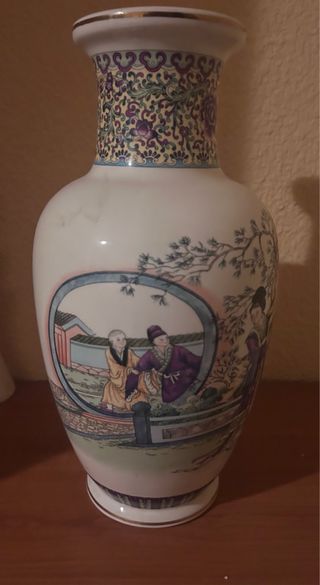 Jarrón de porcelana con diseño oriental