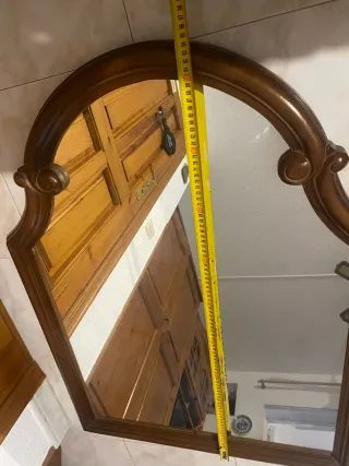 Espejo de madera con marco curvo