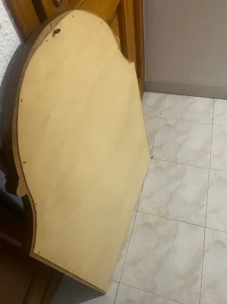 Espejo de madera con marco curvo