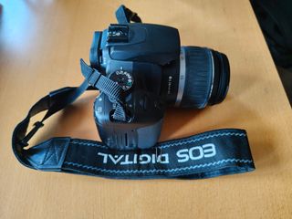 Canon EOS 400D con objetivo 18-55