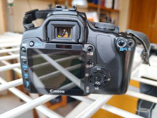 Canon EOS 400D con objetivo 18-55