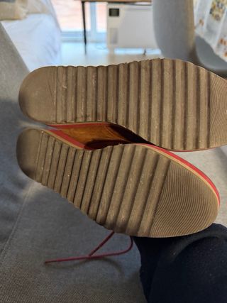 Zapatos de ante marrones con cordones rosas