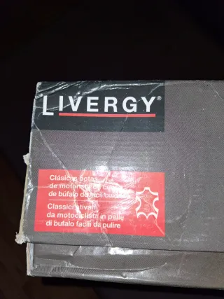 Botas de motorista cuero negro punta cuadrada.