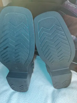 Botas de motorista cuero negro punta cuadrada.