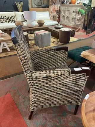 Elegante sillón de ratán y madera