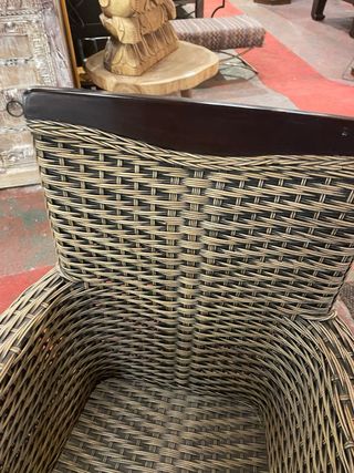 Elegante sillón de ratán y madera