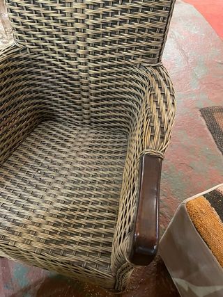 Elegante sillón de ratán y madera