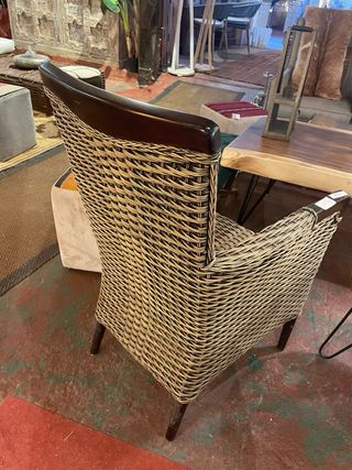 Elegante sillón de ratán y madera