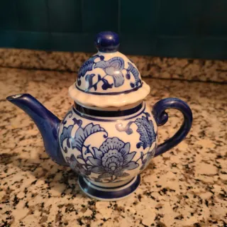 Tetera de porcelana azul y blanca