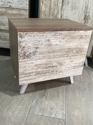 MESA DE NOCHE MARRON CON BEIGE