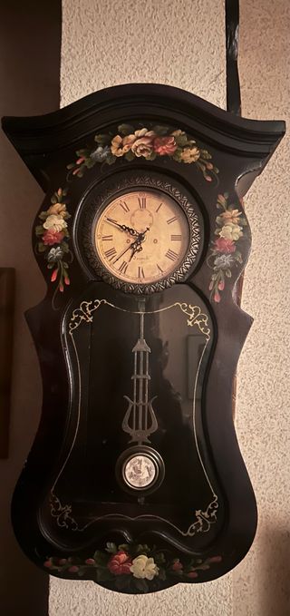 Reloj de pared decorado con flores