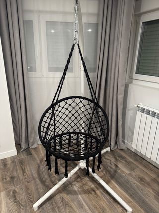 Silla negra columpio con soporte en blanco