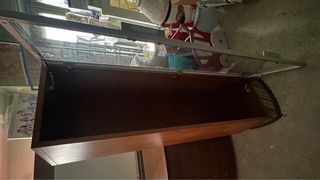 Vitrina de madera y cristal