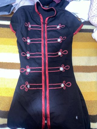 Vestido negro estilo japonés con bordados