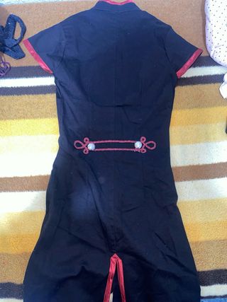 Vestido negro estilo japonés con bordados