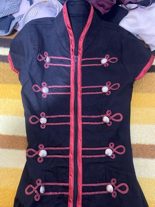 Vestido negro estilo japonés con bordados