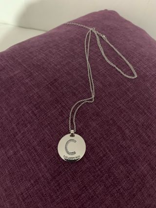 Collana lunga con ciondolo lettera C