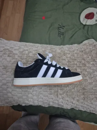 Zapatos adidas. Negro con rayas blancas. Poco uso.
