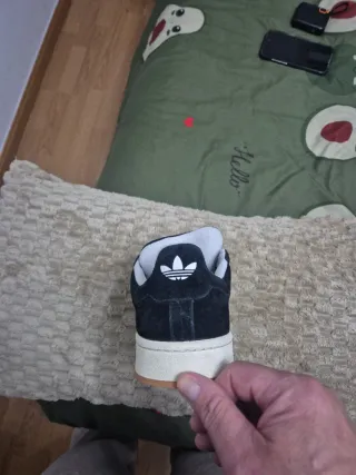 Zapatos adidas. Negro con rayas blancas. Poco uso.