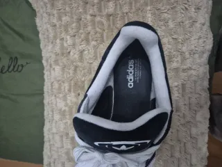 Zapatos adidas. Negro con rayas blancas. Poco uso.