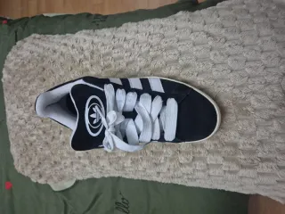 Zapatos adidas. Negro con rayas blancas. Poco uso.