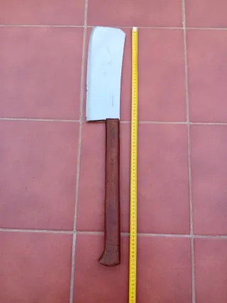 Herramientas agrícolas antiguas restauradas