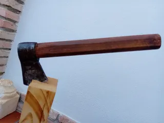 Herramientas agrícolas antiguas restauradas