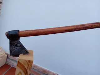 Herramientas agrícolas antiguas restauradas