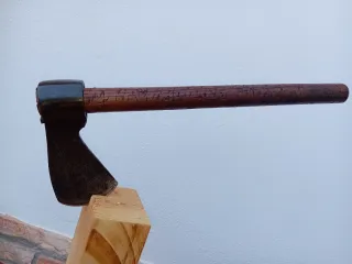 Herramientas agrícolas antiguas restauradas