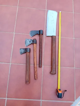 Herramientas agrícolas antiguas restauradas