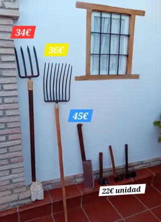 Herramientas agrícolas antiguas restauradas