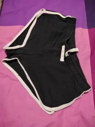 Pantaloncini corti neri con bordi bianchi