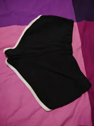 Pantaloncini corti neri con bordi bianchi