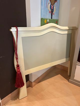 Cabecero de cama beige con detalle rojo