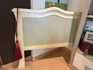 Cabecero de cama beige con detalle rojo