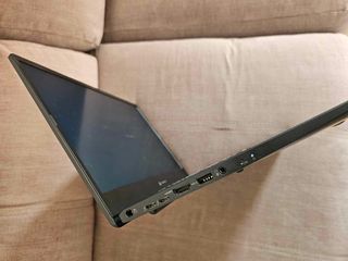 Portátil pequeño toshiba i5 11th con detalle