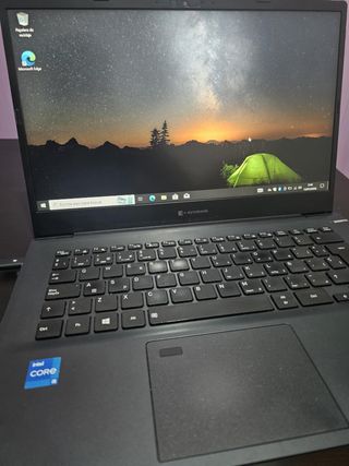 Portátil pequeño toshiba i5 11th con detalle