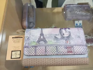 Carteras super chulas algunas vienen con su caja.