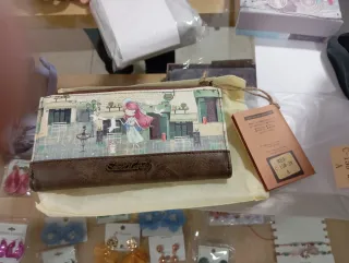 Carteras super chulas algunas vienen con su caja.