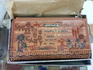 Carteras super chulas algunas vienen con su caja.