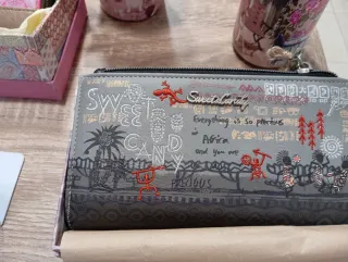 Carteras super chulas algunas vienen con su caja.