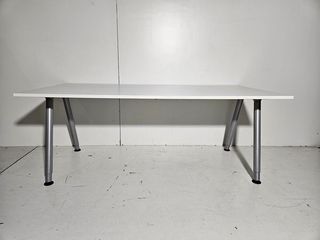 Mesa de estudio/oficina blanca y plateada