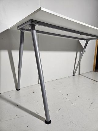 Mesa de estudio/oficina blanca y plateada