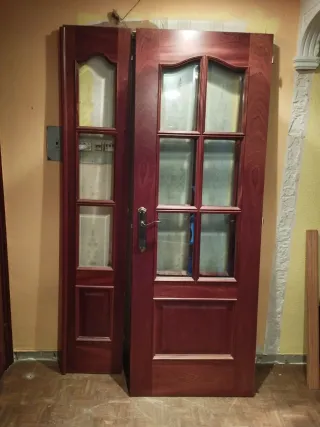 Puerta de salón de madera oscura