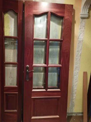 Puerta de salón de madera oscura