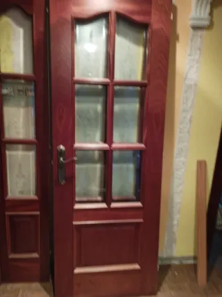 Puerta de salón de madera oscura