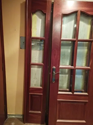 Puerta de salón de madera oscura