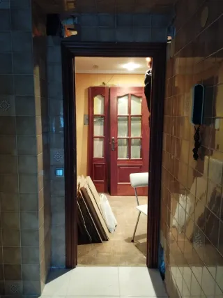 Puerta de salón de madera oscura