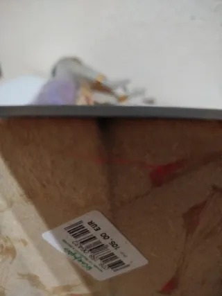 Figura cerámica inspirada en el arte egipcio.