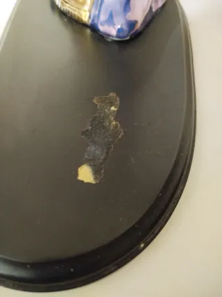 Figura cerámica inspirada en el arte egipcio.